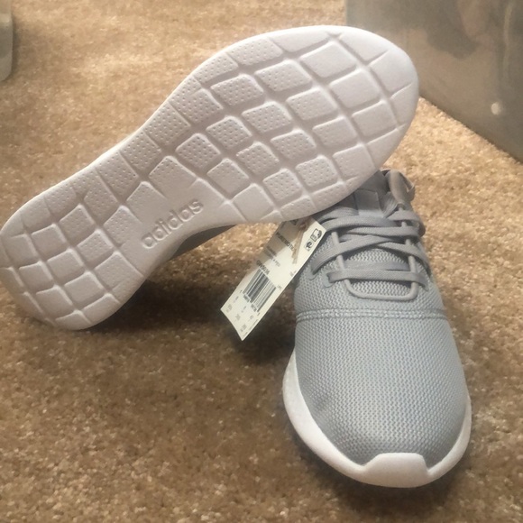 Athletic shoes - Picture 2 of 3